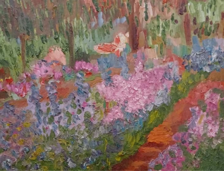 Peinture à l’huile d’un jardin fleuri aux tons roses, bleus et verts, traversé par un chemin rouge.