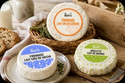 Fromages La Boisette avec leurs étiquettes sur une planche en bois