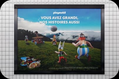 Affiche Playmobil « Vous avez grandi, nos histoires aussi » en abribus